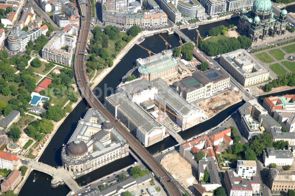 Aerial image Berlin - Blick auf die Berliner Museumsinsel. Die Berliner Museumsinsel ist die nördliche Spitze der Spreeinsel im Zentrum Berlins. Sie ist historisch die Keimzelle der Berliner Museumslandschaft und mit ihren Museen heute ein vielbesuchter touristischer Anlaufpunkt und einer der wichtigsten Museumskomplexe der Welt. Seit 1999 gehört die Museumsinsel als weltweit einzigartiges bauliches und kulturelles Ensemble dem Weltkulturerbe der UNESCO an.