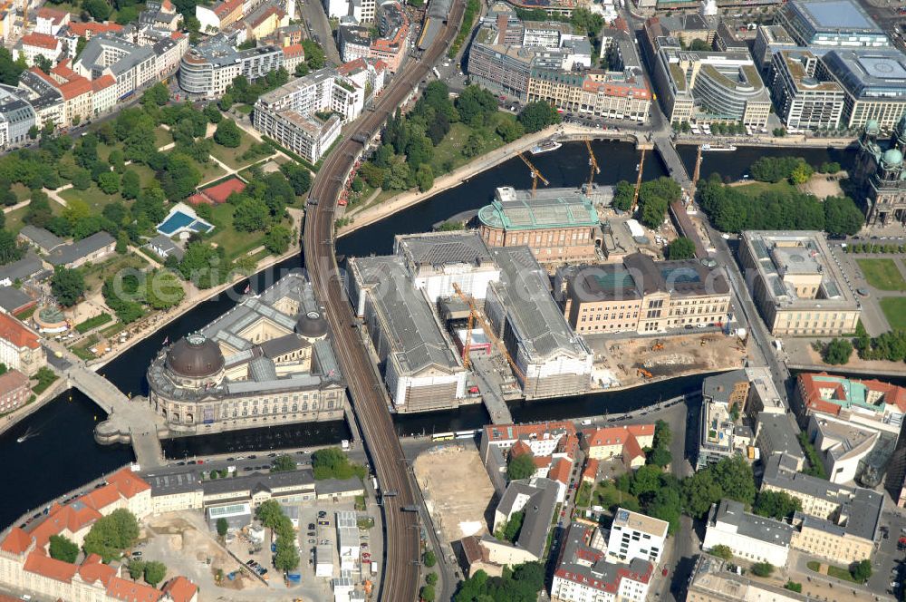 Aerial photograph Berlin - Blick auf die Berliner Museumsinsel. Die Berliner Museumsinsel ist die nördliche Spitze der Spreeinsel im Zentrum Berlins. Sie ist historisch die Keimzelle der Berliner Museumslandschaft und mit ihren Museen heute ein vielbesuchter touristischer Anlaufpunkt und einer der wichtigsten Museumskomplexe der Welt. Seit 1999 gehört die Museumsinsel als weltweit einzigartiges bauliches und kulturelles Ensemble dem Weltkulturerbe der UNESCO an.