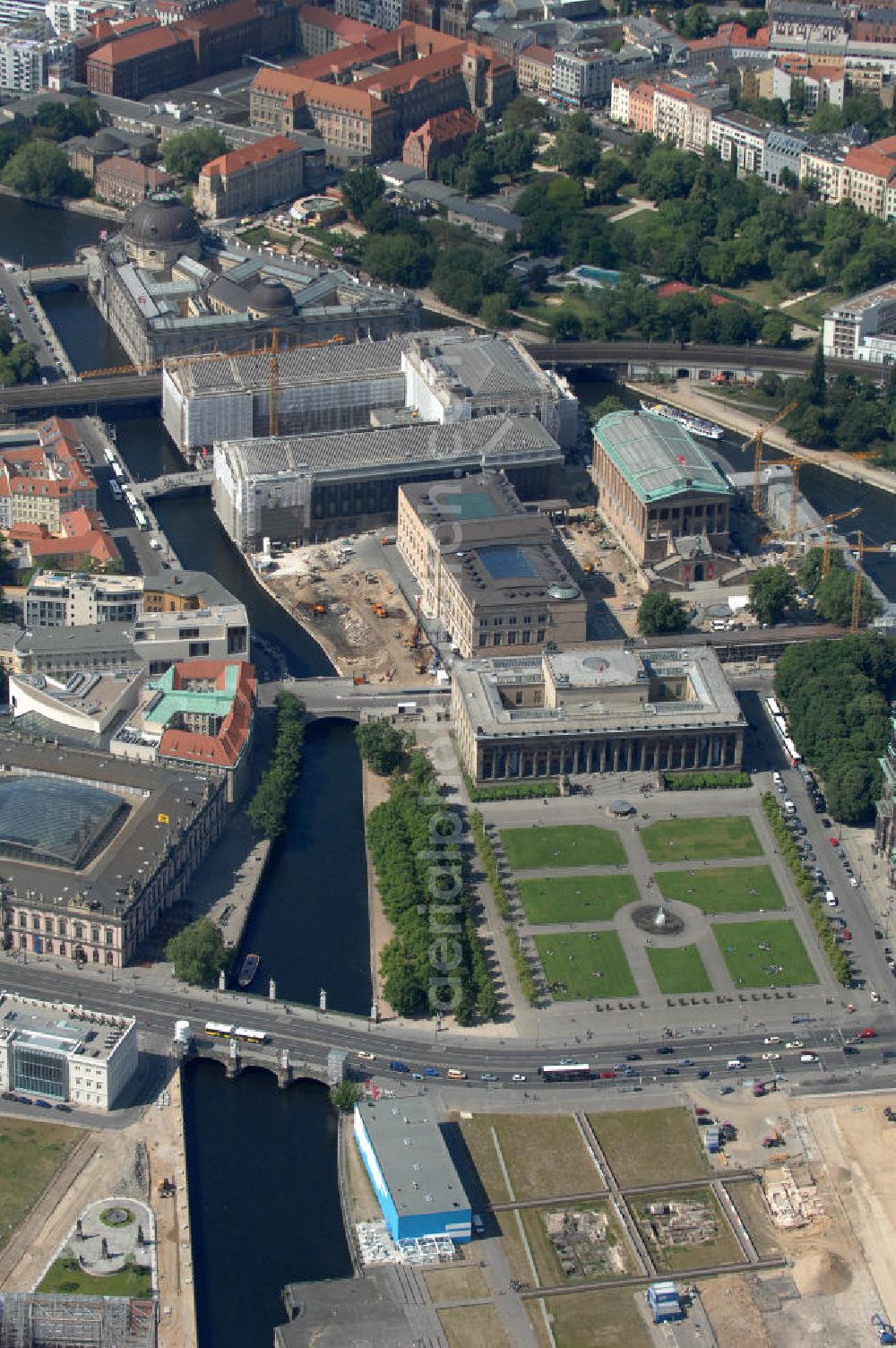 Berlin from above - Blick auf die Berliner Museumsinsel. Die Berliner Museumsinsel ist die nördliche Spitze der Spreeinsel im Zentrum Berlins. Sie ist historisch die Keimzelle der Berliner Museumslandschaft und mit ihren Museen heute ein vielbesuchter touristischer Anlaufpunkt und einer der wichtigsten Museumskomplexe der Welt. Seit 1999 gehört die Museumsinsel als weltweit einzigartiges bauliches und kulturelles Ensemble dem Weltkulturerbe der UNESCO an.