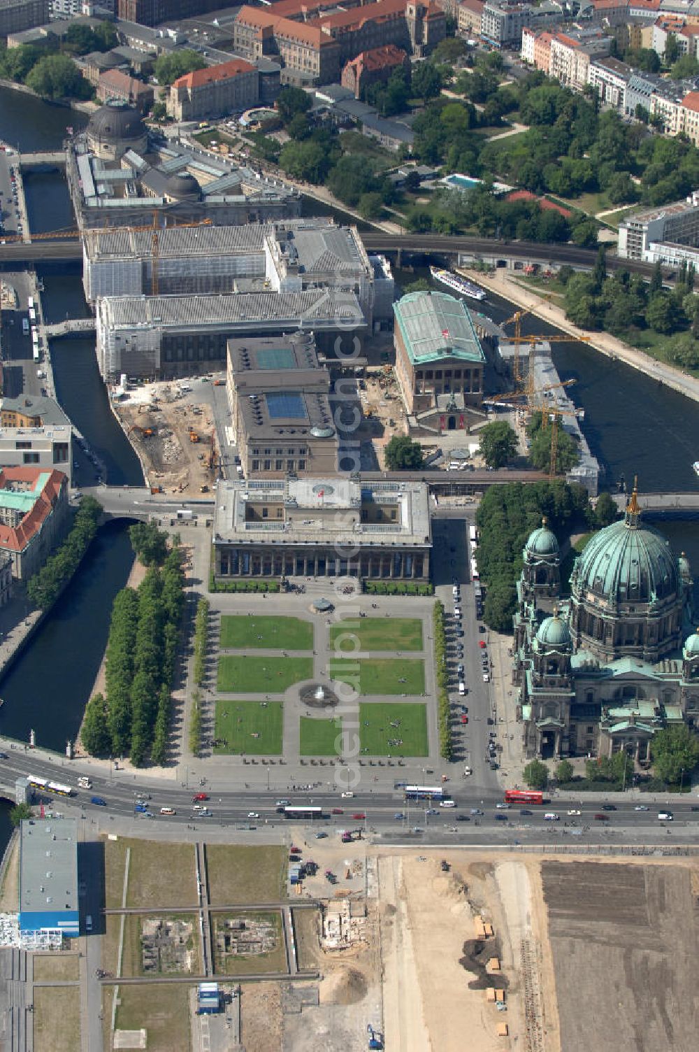 Berlin from the bird's eye view: Blick auf die Berliner Museumsinsel. Die Berliner Museumsinsel ist die nördliche Spitze der Spreeinsel im Zentrum Berlins. Sie ist historisch die Keimzelle der Berliner Museumslandschaft und mit ihren Museen heute ein vielbesuchter touristischer Anlaufpunkt und einer der wichtigsten Museumskomplexe der Welt. Seit 1999 gehört die Museumsinsel als weltweit einzigartiges bauliches und kulturelles Ensemble dem Weltkulturerbe der UNESCO an.