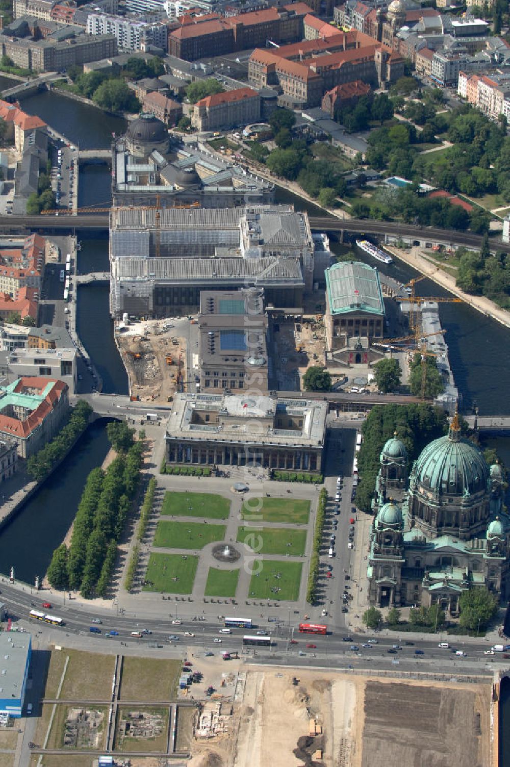 Aerial image Berlin - Blick auf die Berliner Museumsinsel. Die Berliner Museumsinsel ist die nördliche Spitze der Spreeinsel im Zentrum Berlins. Sie ist historisch die Keimzelle der Berliner Museumslandschaft und mit ihren Museen heute ein vielbesuchter touristischer Anlaufpunkt und einer der wichtigsten Museumskomplexe der Welt. Seit 1999 gehört die Museumsinsel als weltweit einzigartiges bauliches und kulturelles Ensemble dem Weltkulturerbe der UNESCO an.