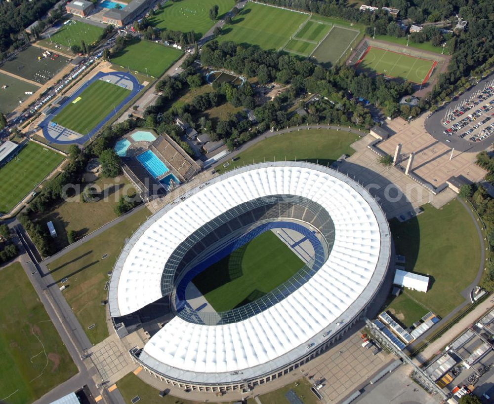 Berlin from the bird's eye view: Blick auf das Berliner Olympiasradion, kurz vor der Eröffnung der Leichtathletik WM 2009. Vom 15. bis 23. August 2009 findet in Berlin das weltgrößte Sportevent des Jahres 2009 statt - die Leichtathletik Weltmeisterschaft. Rund 1.800 Top-Athleten aus den 213 Mitgliedsverbänden des Weltverbandes IAAF treten im Kampf um die Medaillen in 47 Disziplinen im Berliner Olympiastadion an.