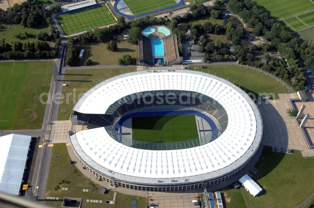 Aerial image Berlin - Blick auf das Berliner Olympiasradion, kurz vor der Eröffnung der Leichtathletik WM 2009. Vom 15. bis 23. August 2009 findet in Berlin das weltgrößte Sportevent des Jahres 2009 statt - die Leichtathletik Weltmeisterschaft. Rund 1.800 Top-Athleten aus den 213 Mitgliedsverbänden des Weltverbandes IAAF treten im Kampf um die Medaillen in 47 Disziplinen im Berliner Olympiastadion an.