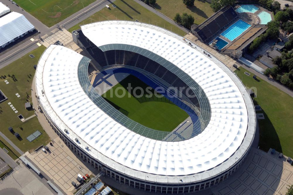 Aerial photograph Berlin - Blick auf das Berliner Olympiasradion, kurz vor der Eröffnung der Leichtathletik WM 2009. Vom 15. bis 23. August 2009 findet in Berlin das weltgrößte Sportevent des Jahres 2009 statt - die Leichtathletik Weltmeisterschaft. Rund 1.800 Top-Athleten aus den 213 Mitgliedsverbänden des Weltverbandes IAAF treten im Kampf um die Medaillen in 47 Disziplinen im Berliner Olympiastadion an.