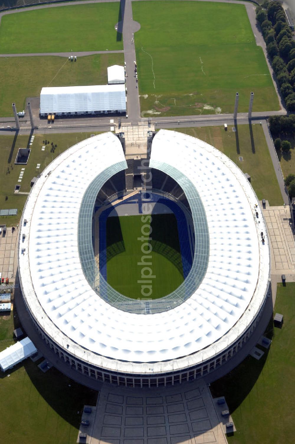 Berlin from above - Blick auf das Berliner Olympiasradion, kurz vor der Eröffnung der Leichtathletik WM 2009. Vom 15. bis 23. August 2009 findet in Berlin das weltgrößte Sportevent des Jahres 2009 statt - die Leichtathletik Weltmeisterschaft. Rund 1.800 Top-Athleten aus den 213 Mitgliedsverbänden des Weltverbandes IAAF treten im Kampf um die Medaillen in 47 Disziplinen im Berliner Olympiastadion an.