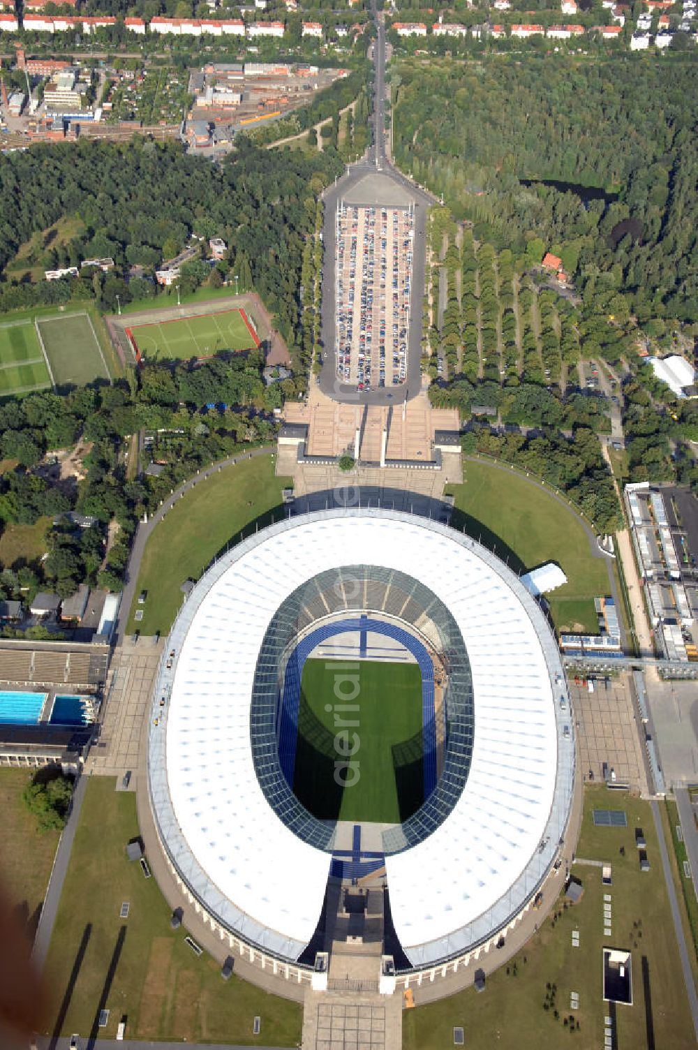 Berlin from the bird's eye view: Blick auf das Berliner Olympiasradion, kurz vor der Eröffnung der Leichtathletik WM 2009. Vom 15. bis 23. August 2009 findet in Berlin das weltgrößte Sportevent des Jahres 2009 statt - die Leichtathletik Weltmeisterschaft. Rund 1.800 Top-Athleten aus den 213 Mitgliedsverbänden des Weltverbandes IAAF treten im Kampf um die Medaillen in 47 Disziplinen im Berliner Olympiastadion an.