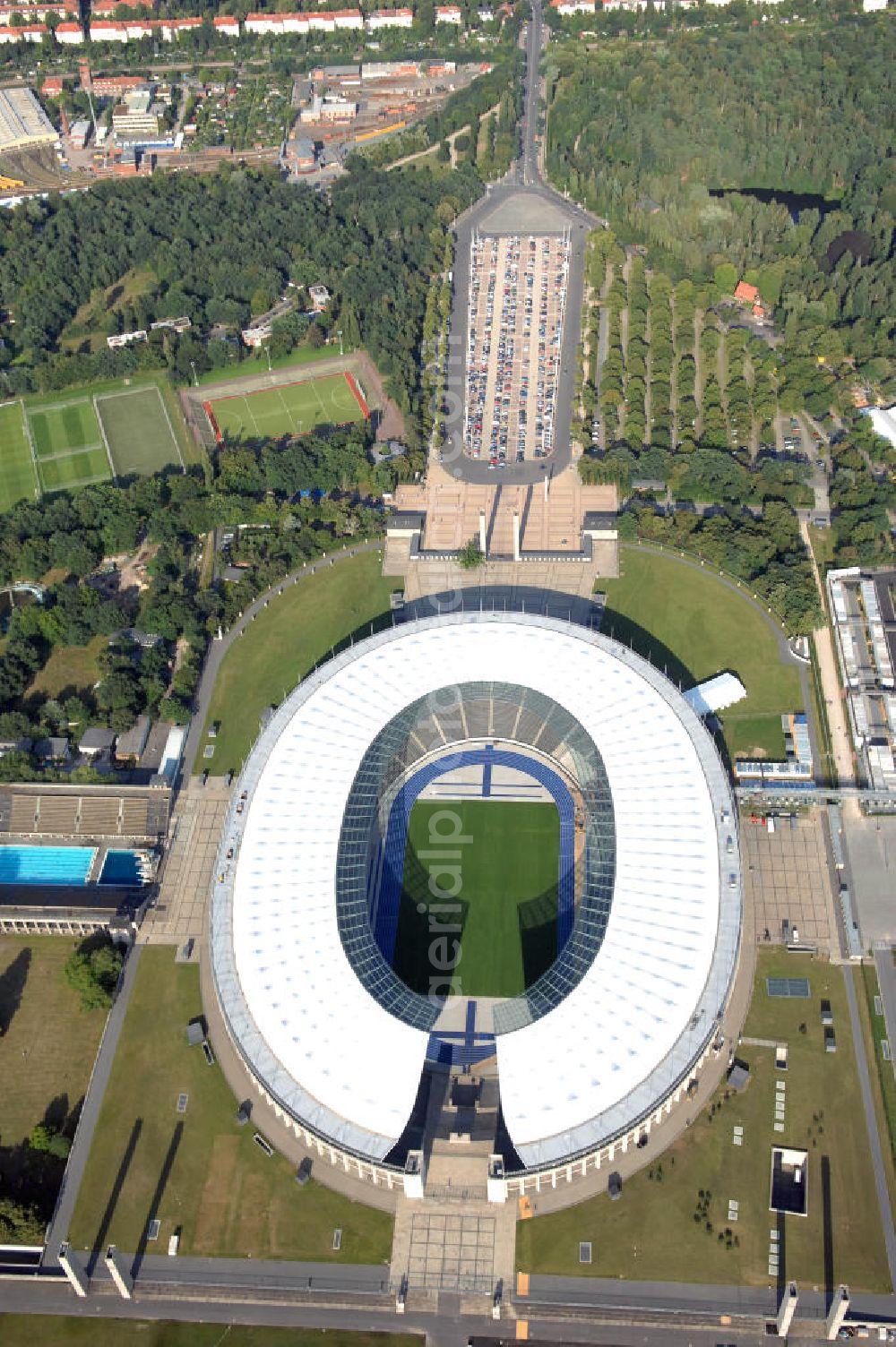 Aerial image Berlin - Blick auf das Berliner Olympiasradion, kurz vor der Eröffnung der Leichtathletik WM 2009. Vom 15. bis 23. August 2009 findet in Berlin das weltgrößte Sportevent des Jahres 2009 statt - die Leichtathletik Weltmeisterschaft. Rund 1.800 Top-Athleten aus den 213 Mitgliedsverbänden des Weltverbandes IAAF treten im Kampf um die Medaillen in 47 Disziplinen im Berliner Olympiastadion an.