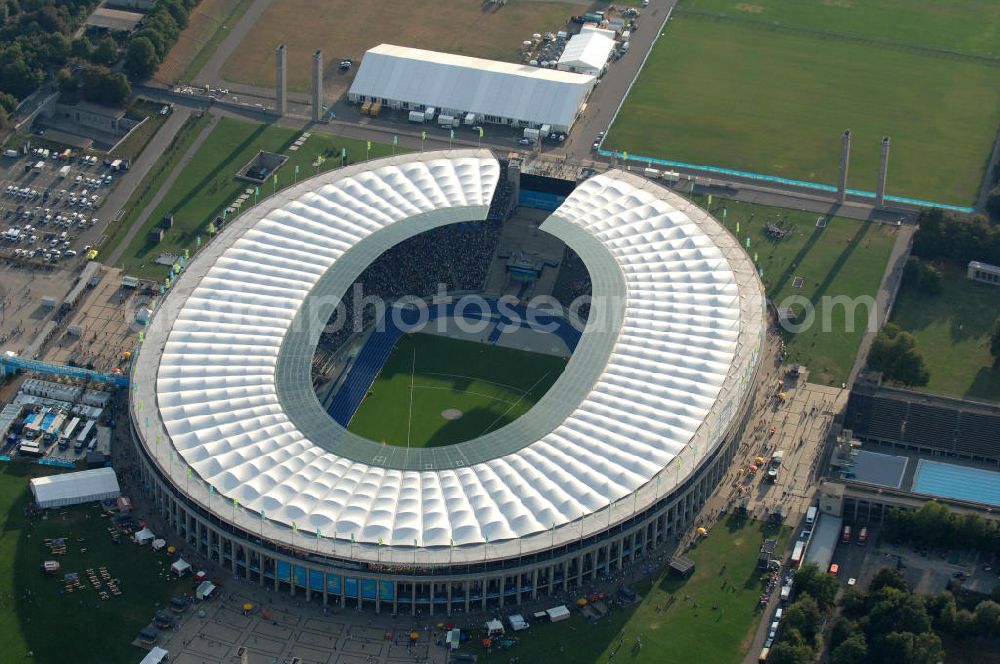 Berlin from the bird's eye view: Blick auf das Berliner Olympiastadion zur Abschlußfeier der Leichtathletik WM 2009. Vom 15. bis 23. August 2009 fanden in Berlin das weltgrößte Sportevent des Jahres 2009 statt - die Leichtathletik Weltmeisterschaft. Rund 1.800 Top-Athleten aus den 213 Mitgliedsverbänden des Weltverbandes IAAF treten im Kampf um die Medaillen in 47 Disziplinen im Berliner Olympiastadion an.