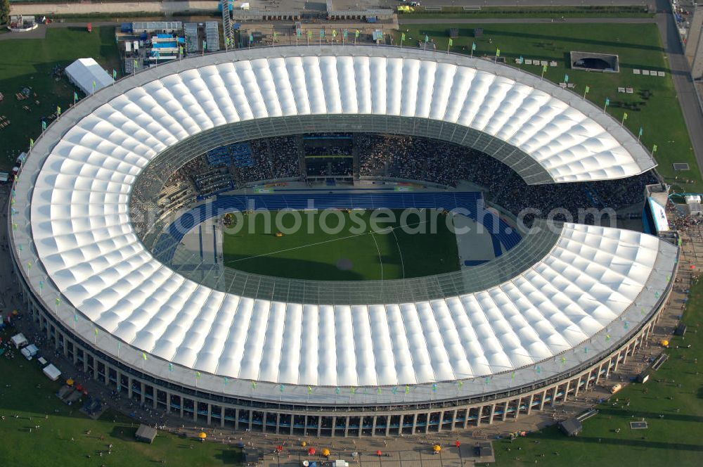 Aerial image Berlin - Blick auf das Berliner Olympiastadion zur Abschlußfeier der Leichtathletik WM 2009. Vom 15. bis 23. August 2009 fanden in Berlin das weltgrößte Sportevent des Jahres 2009 statt - die Leichtathletik Weltmeisterschaft. Rund 1.800 Top-Athleten aus den 213 Mitgliedsverbänden des Weltverbandes IAAF treten im Kampf um die Medaillen in 47 Disziplinen im Berliner Olympiastadion an.