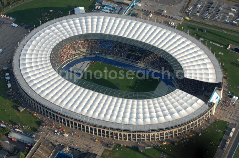 Aerial photograph Berlin - Blick auf das Berliner Olympiastadion zur Abschlußfeier der Leichtathletik WM 2009. Vom 15. bis 23. August 2009 fanden in Berlin das weltgrößte Sportevent des Jahres 2009 statt - die Leichtathletik Weltmeisterschaft. Rund 1.800 Top-Athleten aus den 213 Mitgliedsverbänden des Weltverbandes IAAF treten im Kampf um die Medaillen in 47 Disziplinen im Berliner Olympiastadion an.