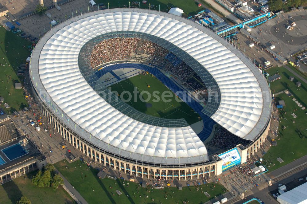 Berlin from above - Blick auf das Berliner Olympiastadion zur Abschlußfeier der Leichtathletik WM 2009. Vom 15. bis 23. August 2009 fanden in Berlin das weltgrößte Sportevent des Jahres 2009 statt - die Leichtathletik Weltmeisterschaft. Rund 1.800 Top-Athleten aus den 213 Mitgliedsverbänden des Weltverbandes IAAF treten im Kampf um die Medaillen in 47 Disziplinen im Berliner Olympiastadion an.