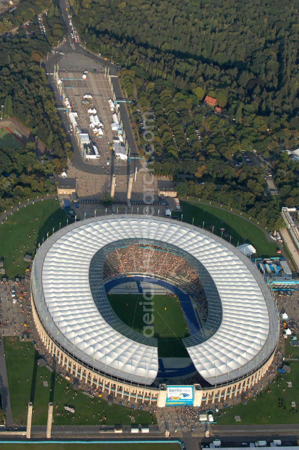 Berlin from the bird's eye view: Blick auf das Berliner Olympiastadion zur Abschlußfeier der Leichtathletik WM 2009. Vom 15. bis 23. August 2009 fanden in Berlin das weltgrößte Sportevent des Jahres 2009 statt - die Leichtathletik Weltmeisterschaft. Rund 1.800 Top-Athleten aus den 213 Mitgliedsverbänden des Weltverbandes IAAF treten im Kampf um die Medaillen in 47 Disziplinen im Berliner Olympiastadion an.