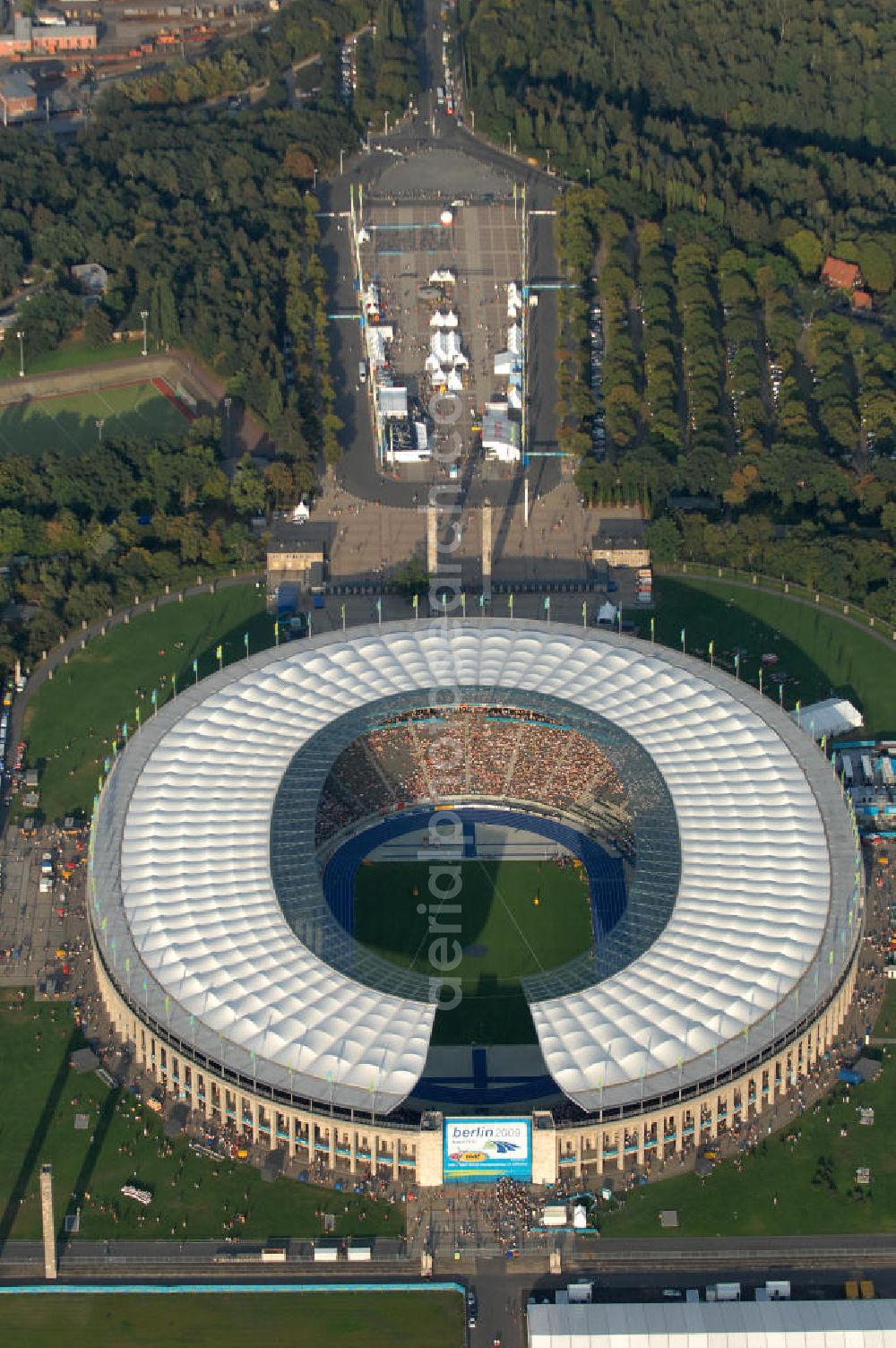 Aerial image Berlin - Blick auf das Berliner Olympiastadion zur Abschlußfeier der Leichtathletik WM 2009. Vom 15. bis 23. August 2009 fanden in Berlin das weltgrößte Sportevent des Jahres 2009 statt - die Leichtathletik Weltmeisterschaft. Rund 1.800 Top-Athleten aus den 213 Mitgliedsverbänden des Weltverbandes IAAF treten im Kampf um die Medaillen in 47 Disziplinen im Berliner Olympiastadion an.