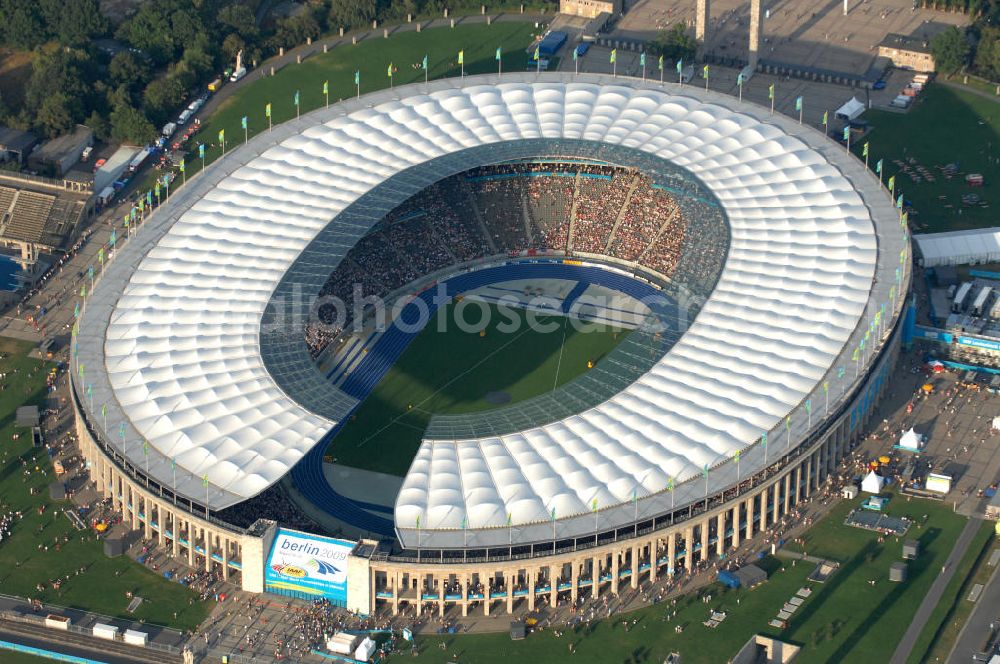 Berlin from above - Blick auf das Berliner Olympiastadion zur Abschlußfeier der Leichtathletik WM 2009. Vom 15. bis 23. August 2009 fanden in Berlin das weltgrößte Sportevent des Jahres 2009 statt - die Leichtathletik Weltmeisterschaft. Rund 1.800 Top-Athleten aus den 213 Mitgliedsverbänden des Weltverbandes IAAF treten im Kampf um die Medaillen in 47 Disziplinen im Berliner Olympiastadion an.