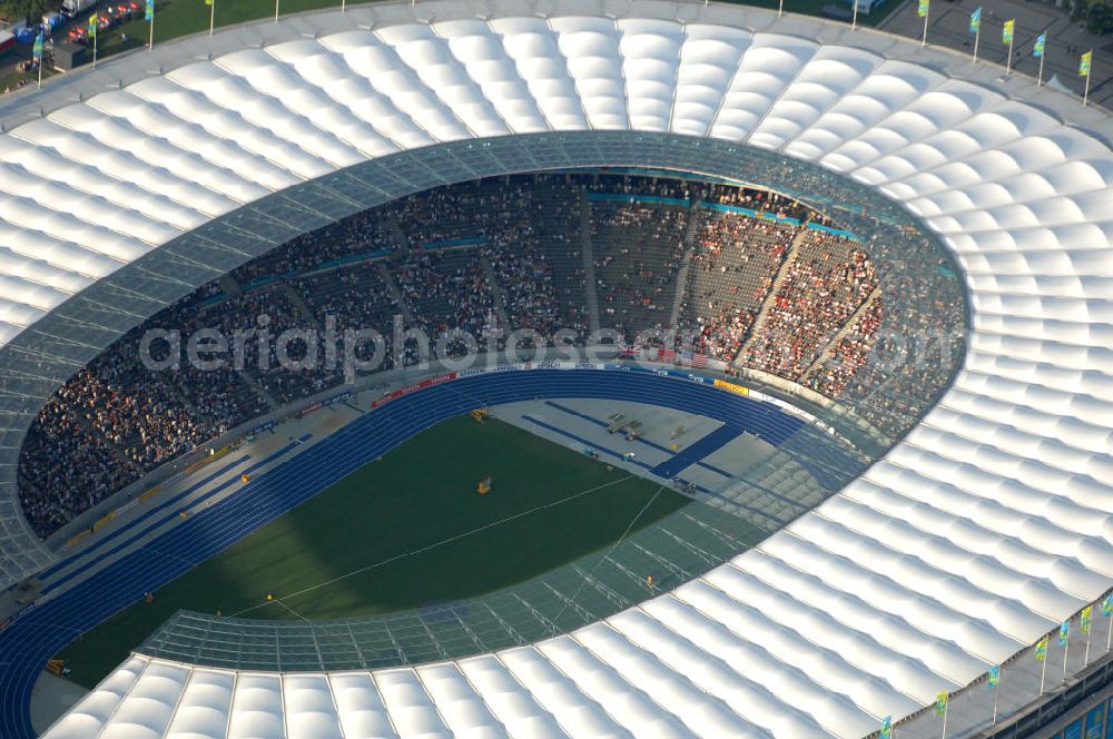 Berlin from the bird's eye view: Blick auf das Berliner Olympiastadion zur Abschlußfeier der Leichtathletik WM 2009. Vom 15. bis 23. August 2009 fanden in Berlin das weltgrößte Sportevent des Jahres 2009 statt - die Leichtathletik Weltmeisterschaft. Rund 1.800 Top-Athleten aus den 213 Mitgliedsverbänden des Weltverbandes IAAF treten im Kampf um die Medaillen in 47 Disziplinen im Berliner Olympiastadion an.