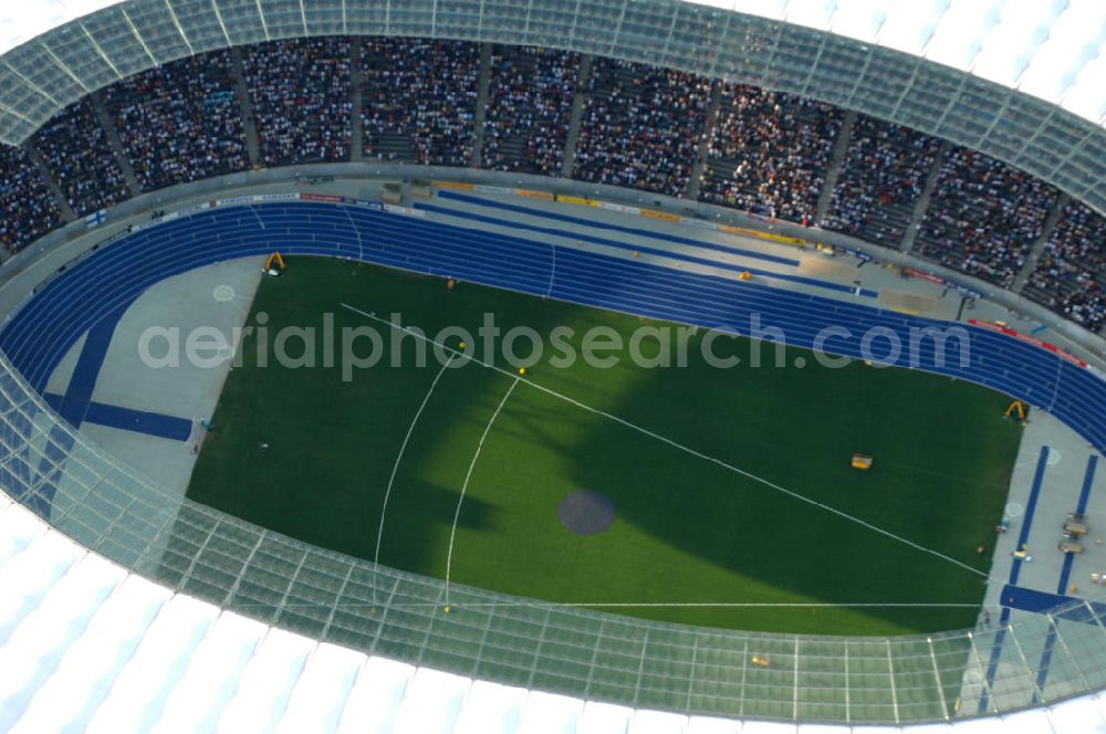 Aerial photograph Berlin - Blick auf das Berliner Olympiastadion zur Abschlußfeier der Leichtathletik WM 2009. Vom 15. bis 23. August 2009 fanden in Berlin das weltgrößte Sportevent des Jahres 2009 statt - die Leichtathletik Weltmeisterschaft. Rund 1.800 Top-Athleten aus den 213 Mitgliedsverbänden des Weltverbandes IAAF treten im Kampf um die Medaillen in 47 Disziplinen im Berliner Olympiastadion an.