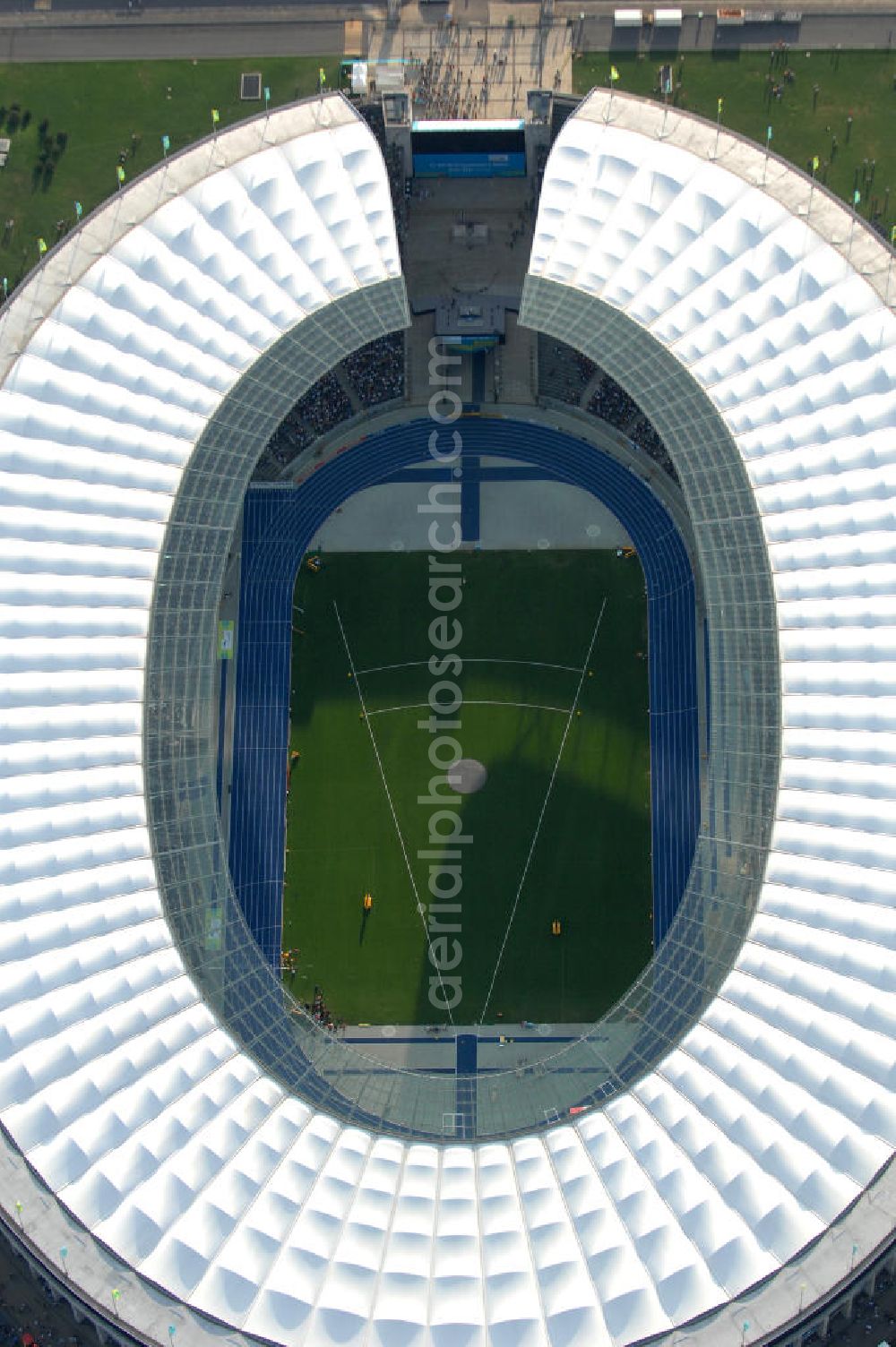 Berlin from above - Blick auf das Berliner Olympiastadion zur Abschlußfeier der Leichtathletik WM 2009. Vom 15. bis 23. August 2009 fanden in Berlin das weltgrößte Sportevent des Jahres 2009 statt - die Leichtathletik Weltmeisterschaft. Rund 1.800 Top-Athleten aus den 213 Mitgliedsverbänden des Weltverbandes IAAF treten im Kampf um die Medaillen in 47 Disziplinen im Berliner Olympiastadion an.