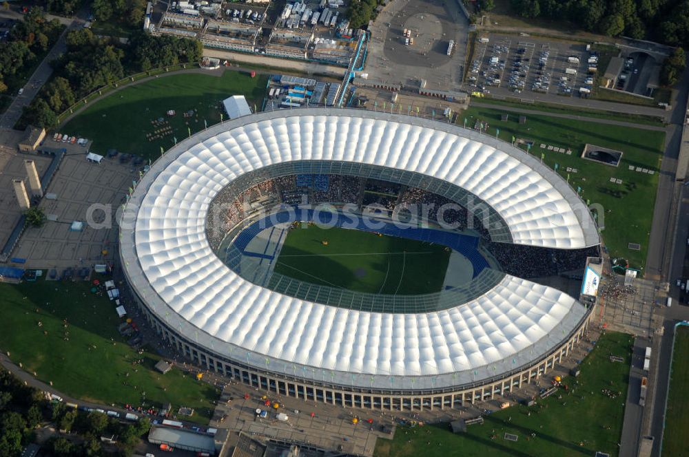 Berlin from the bird's eye view: Blick auf das Berliner Olympiastadion zur Abschlußfeier der Leichtathletik WM 2009. Vom 15. bis 23. August 2009 fanden in Berlin das weltgrößte Sportevent des Jahres 2009 statt - die Leichtathletik Weltmeisterschaft. Rund 1.800 Top-Athleten aus den 213 Mitgliedsverbänden des Weltverbandes IAAF treten im Kampf um die Medaillen in 47 Disziplinen im Berliner Olympiastadion an.