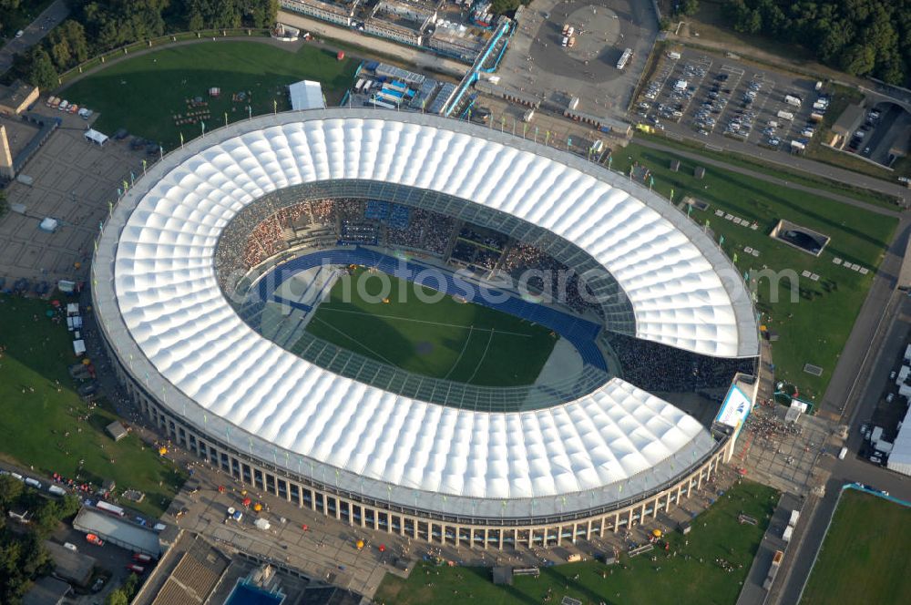 Aerial image Berlin - Blick auf das Berliner Olympiastadion zur Abschlußfeier der Leichtathletik WM 2009. Vom 15. bis 23. August 2009 fanden in Berlin das weltgrößte Sportevent des Jahres 2009 statt - die Leichtathletik Weltmeisterschaft. Rund 1.800 Top-Athleten aus den 213 Mitgliedsverbänden des Weltverbandes IAAF treten im Kampf um die Medaillen in 47 Disziplinen im Berliner Olympiastadion an.