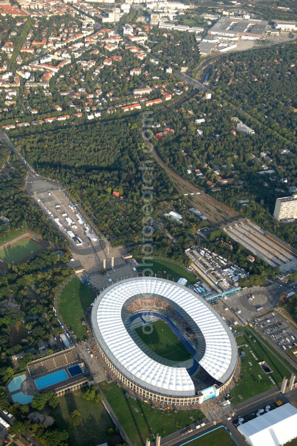 Aerial photograph Berlin - Blick auf das Berliner Olympiastadion zur Abschlußfeier der Leichtathletik WM 2009. Vom 15. bis 23. August 2009 fanden in Berlin das weltgrößte Sportevent des Jahres 2009 statt - die Leichtathletik Weltmeisterschaft. Rund 1.800 Top-Athleten aus den 213 Mitgliedsverbänden des Weltverbandes IAAF treten im Kampf um die Medaillen in 47 Disziplinen im Berliner Olympiastadion an.