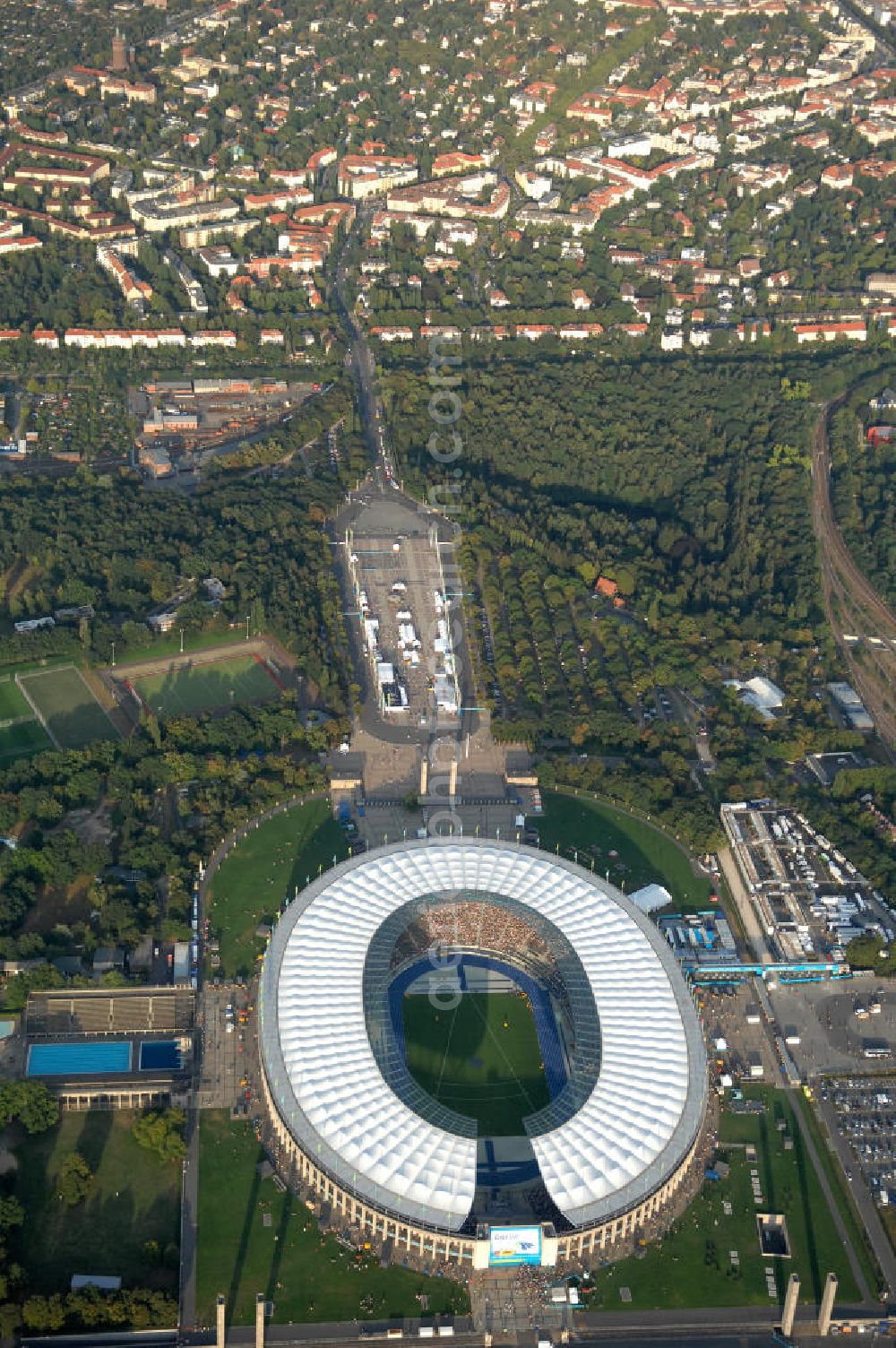 Berlin from above - Blick auf das Berliner Olympiastadion zur Abschlußfeier der Leichtathletik WM 2009. Vom 15. bis 23. August 2009 fanden in Berlin das weltgrößte Sportevent des Jahres 2009 statt - die Leichtathletik Weltmeisterschaft. Rund 1.800 Top-Athleten aus den 213 Mitgliedsverbänden des Weltverbandes IAAF treten im Kampf um die Medaillen in 47 Disziplinen im Berliner Olympiastadion an.