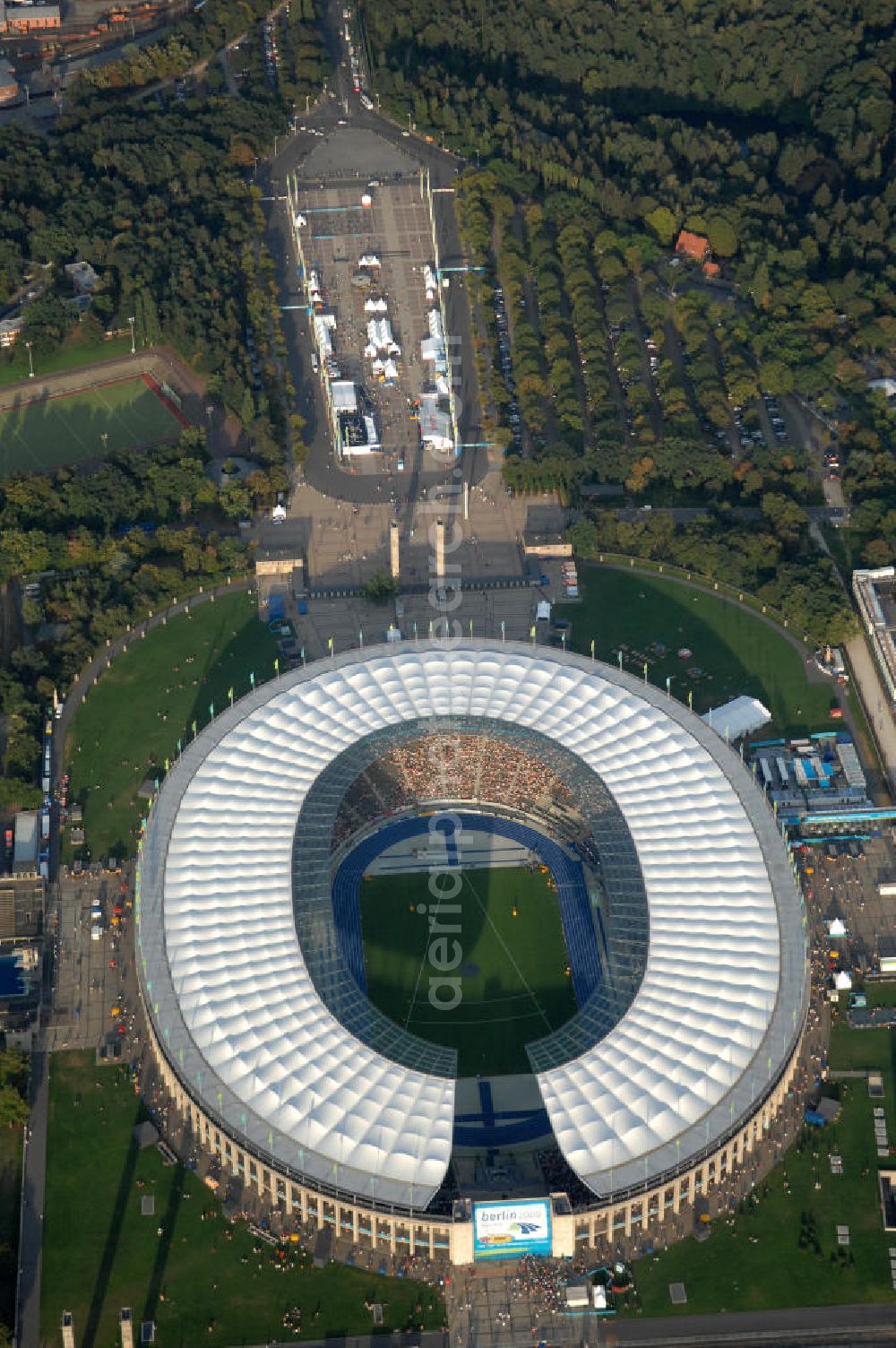 Berlin from the bird's eye view: Blick auf das Berliner Olympiastadion zur Abschlußfeier der Leichtathletik WM 2009. Vom 15. bis 23. August 2009 fanden in Berlin das weltgrößte Sportevent des Jahres 2009 statt - die Leichtathletik Weltmeisterschaft. Rund 1.800 Top-Athleten aus den 213 Mitgliedsverbänden des Weltverbandes IAAF treten im Kampf um die Medaillen in 47 Disziplinen im Berliner Olympiastadion an.