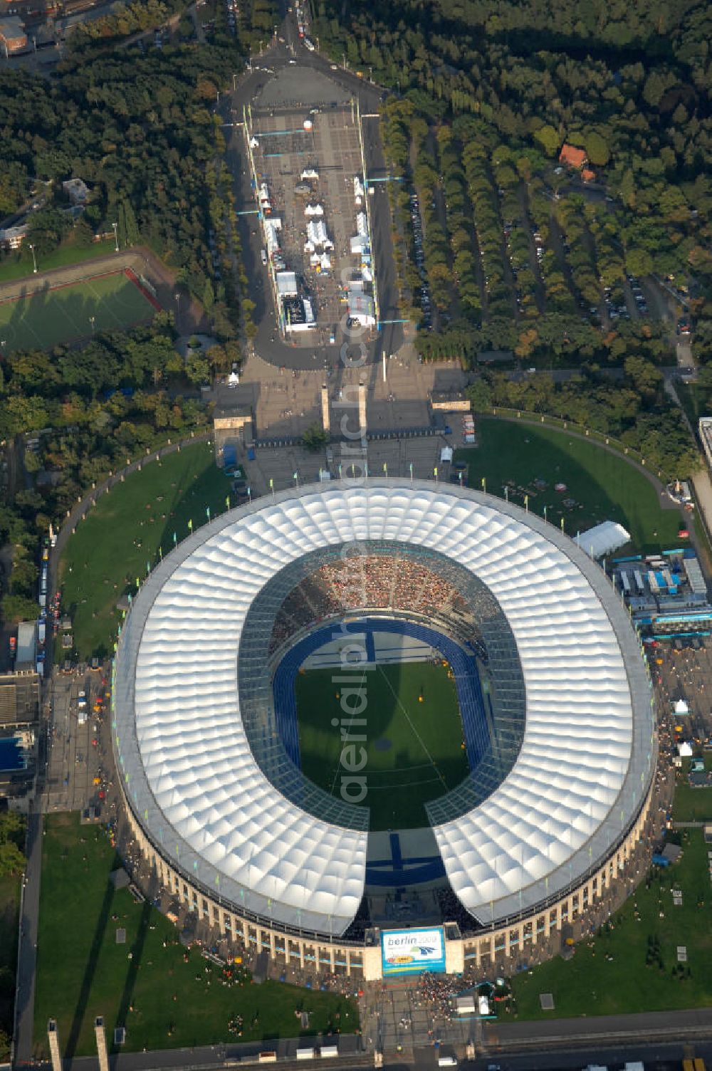 Aerial image Berlin - Blick auf das Berliner Olympiastadion zur Abschlußfeier der Leichtathletik WM 2009. Vom 15. bis 23. August 2009 fanden in Berlin das weltgrößte Sportevent des Jahres 2009 statt - die Leichtathletik Weltmeisterschaft. Rund 1.800 Top-Athleten aus den 213 Mitgliedsverbänden des Weltverbandes IAAF treten im Kampf um die Medaillen in 47 Disziplinen im Berliner Olympiastadion an.