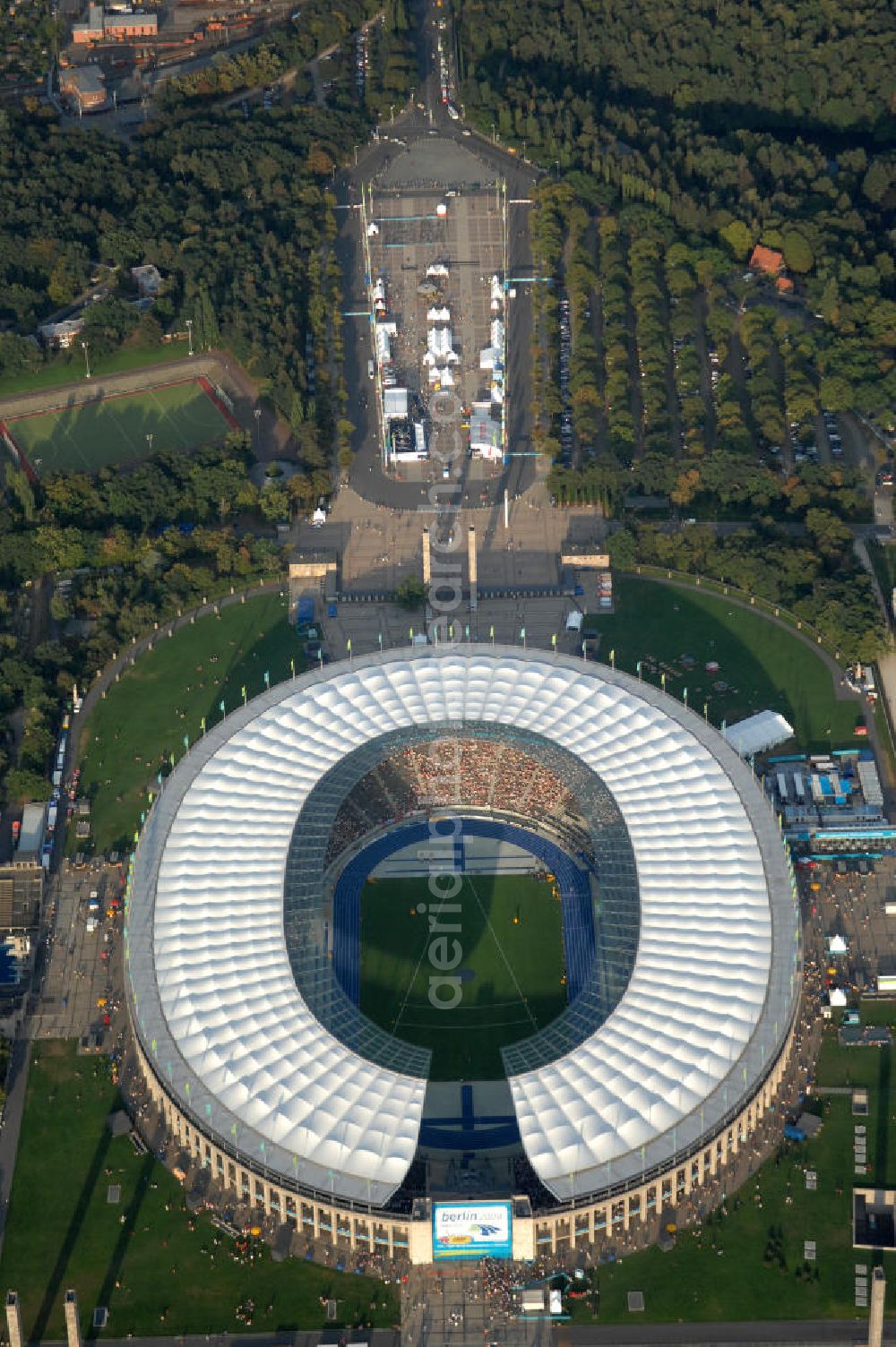 Aerial photograph Berlin - Blick auf das Berliner Olympiastadion zur Abschlußfeier der Leichtathletik WM 2009. Vom 15. bis 23. August 2009 fanden in Berlin das weltgrößte Sportevent des Jahres 2009 statt - die Leichtathletik Weltmeisterschaft. Rund 1.800 Top-Athleten aus den 213 Mitgliedsverbänden des Weltverbandes IAAF treten im Kampf um die Medaillen in 47 Disziplinen im Berliner Olympiastadion an.