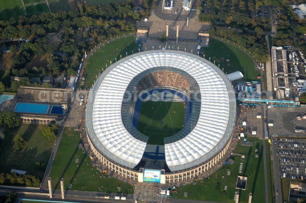 Berlin from above - Blick auf das Berliner Olympiastadion zur Abschlußfeier der Leichtathletik WM 2009. Vom 15. bis 23. August 2009 fanden in Berlin das weltgrößte Sportevent des Jahres 2009 statt - die Leichtathletik Weltmeisterschaft. Rund 1.800 Top-Athleten aus den 213 Mitgliedsverbänden des Weltverbandes IAAF treten im Kampf um die Medaillen in 47 Disziplinen im Berliner Olympiastadion an.