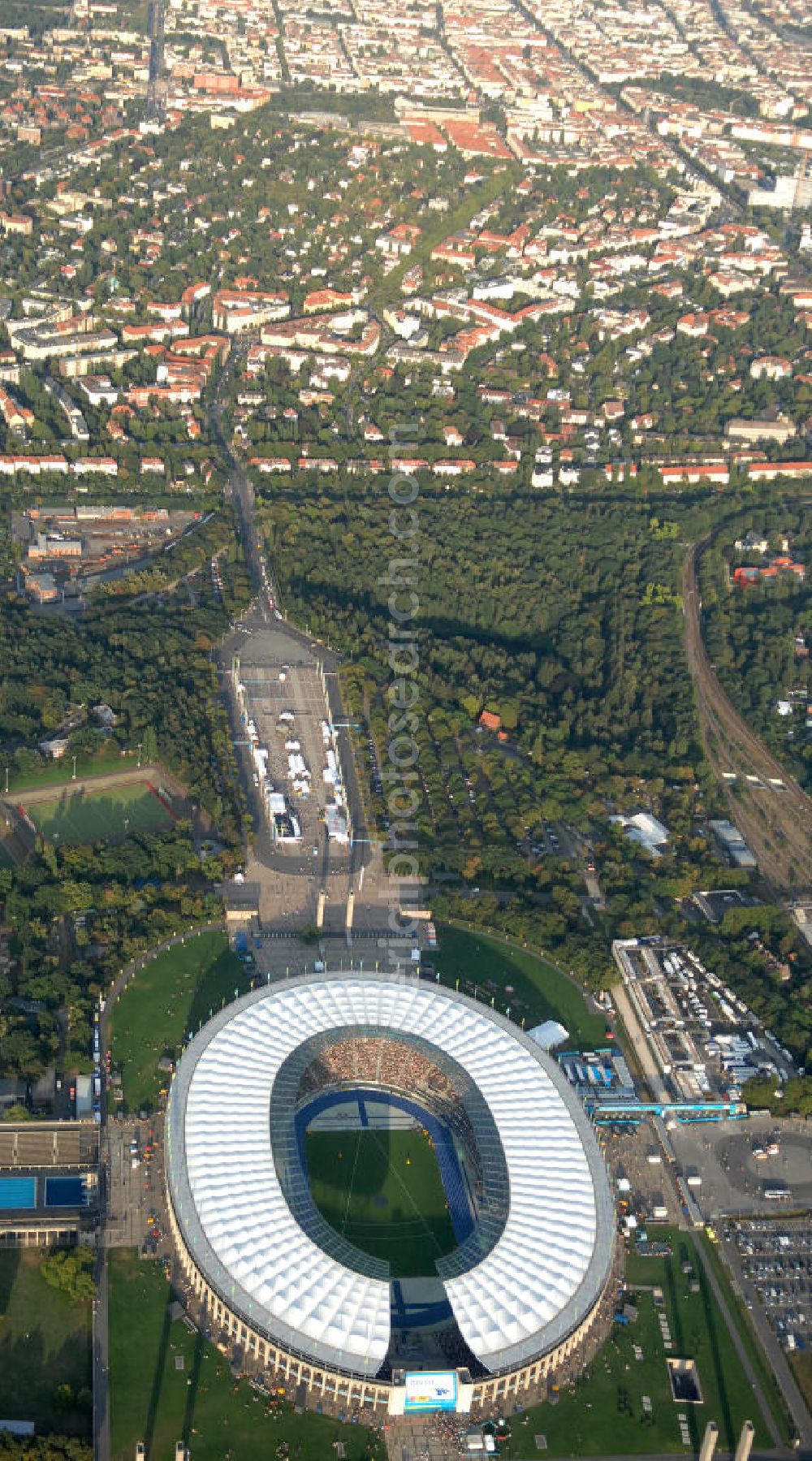 Berlin from the bird's eye view: Blick auf das Berliner Olympiastadion zur Abschlußfeier der Leichtathletik WM 2009. Vom 15. bis 23. August 2009 fanden in Berlin das weltgrößte Sportevent des Jahres 2009 statt - die Leichtathletik Weltmeisterschaft. Rund 1.800 Top-Athleten aus den 213 Mitgliedsverbänden des Weltverbandes IAAF treten im Kampf um die Medaillen in 47 Disziplinen im Berliner Olympiastadion an.