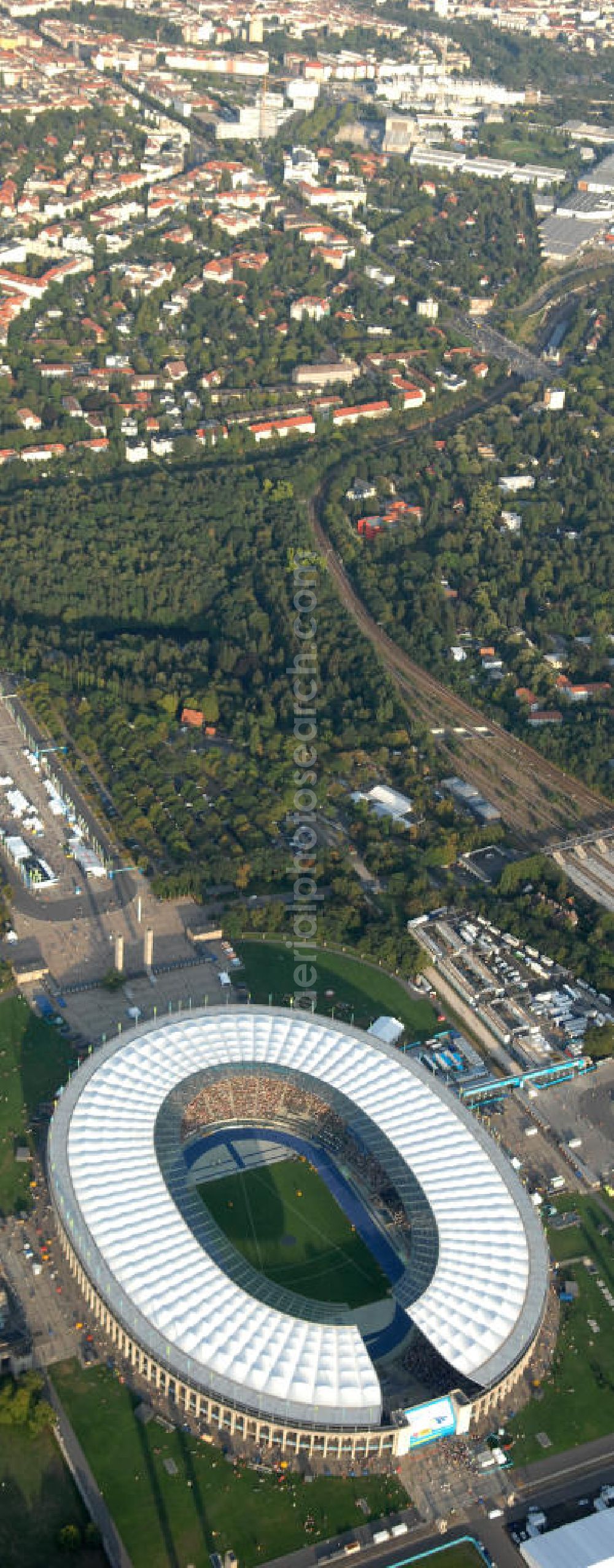 Aerial photograph Berlin - Blick auf das Berliner Olympiastadion zur Abschlußfeier der Leichtathletik WM 2009. Vom 15. bis 23. August 2009 fanden in Berlin das weltgrößte Sportevent des Jahres 2009 statt - die Leichtathletik Weltmeisterschaft. Rund 1.800 Top-Athleten aus den 213 Mitgliedsverbänden des Weltverbandes IAAF treten im Kampf um die Medaillen in 47 Disziplinen im Berliner Olympiastadion an.