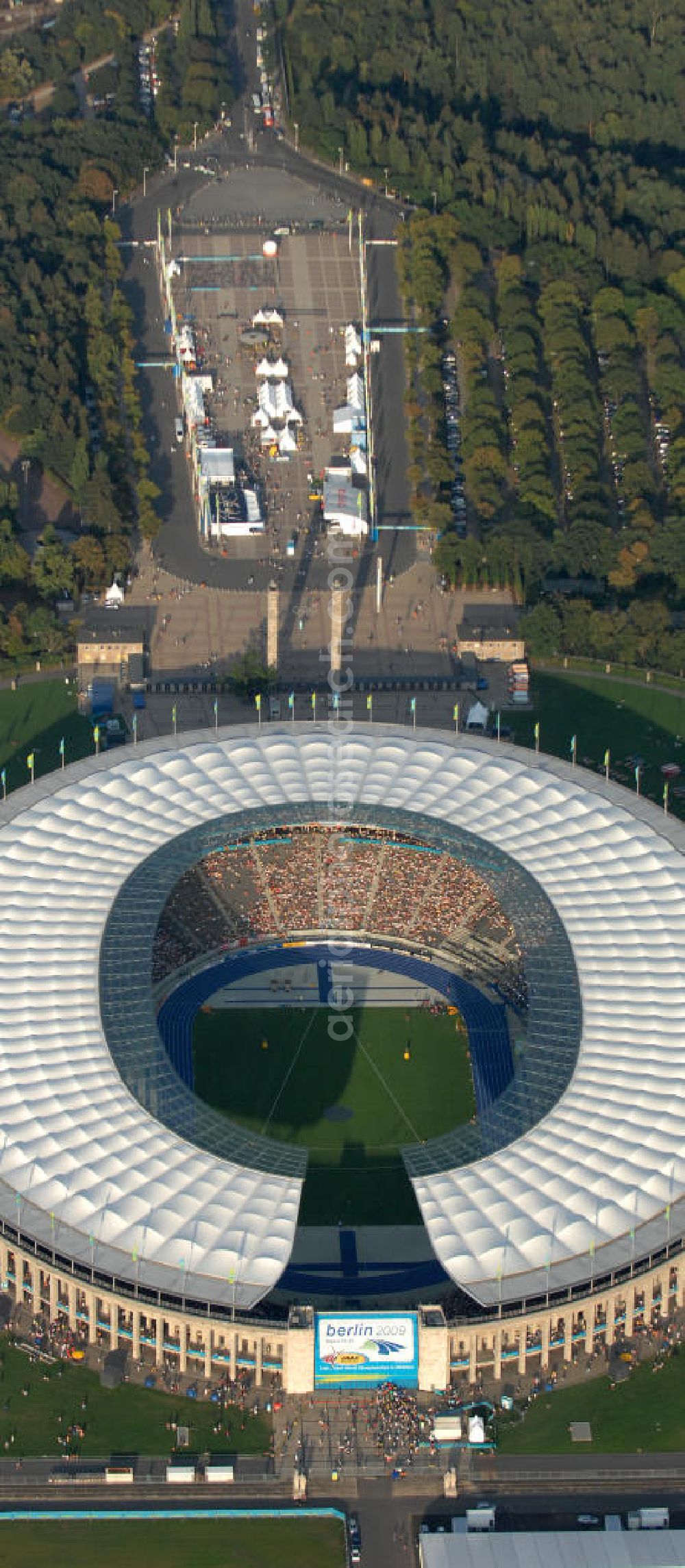 Berlin from above - Blick auf das Berliner Olympiastadion zur Abschlußfeier der Leichtathletik WM 2009. Vom 15. bis 23. August 2009 fanden in Berlin das weltgrößte Sportevent des Jahres 2009 statt - die Leichtathletik Weltmeisterschaft. Rund 1.800 Top-Athleten aus den 213 Mitgliedsverbänden des Weltverbandes IAAF treten im Kampf um die Medaillen in 47 Disziplinen im Berliner Olympiastadion an.