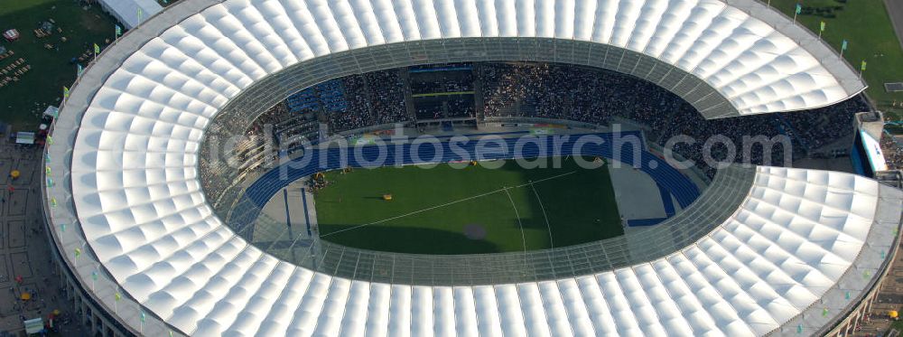 Berlin from the bird's eye view: Blick auf das Berliner Olympiastadion zur Abschlußfeier der Leichtathletik WM 2009. Vom 15. bis 23. August 2009 fanden in Berlin das weltgrößte Sportevent des Jahres 2009 statt - die Leichtathletik Weltmeisterschaft. Rund 1.800 Top-Athleten aus den 213 Mitgliedsverbänden des Weltverbandes IAAF treten im Kampf um die Medaillen in 47 Disziplinen im Berliner Olympiastadion an.