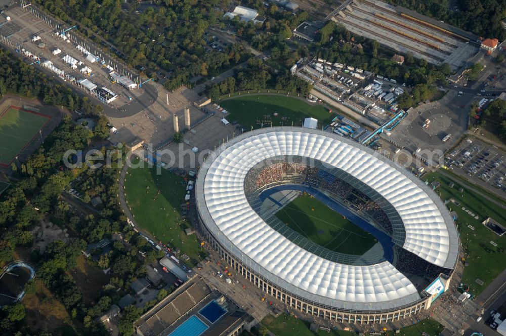 Aerial image Berlin - Blick auf das Berliner Olympiastadion zur Abschlußfeier der Leichtathletik WM 2009. Vom 15. bis 23. August 2009 fanden in Berlin das weltgrößte Sportevent des Jahres 2009 statt - die Leichtathletik Weltmeisterschaft. Rund 1.800 Top-Athleten aus den 213 Mitgliedsverbänden des Weltverbandes IAAF treten im Kampf um die Medaillen in 47 Disziplinen im Berliner Olympiastadion an.