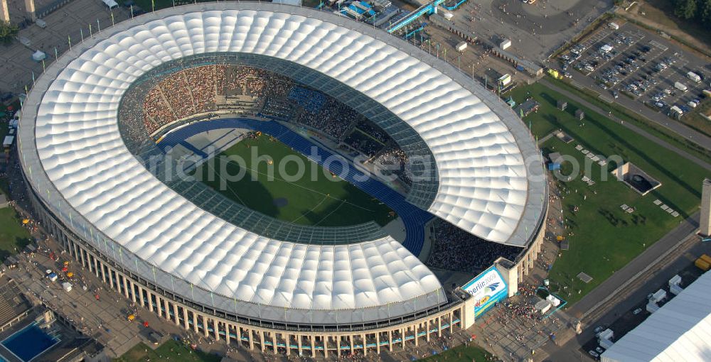 Aerial photograph Berlin - Blick auf das Berliner Olympiastadion zur Abschlußfeier der Leichtathletik WM 2009. Vom 15. bis 23. August 2009 fanden in Berlin das weltgrößte Sportevent des Jahres 2009 statt - die Leichtathletik Weltmeisterschaft. Rund 1.800 Top-Athleten aus den 213 Mitgliedsverbänden des Weltverbandes IAAF treten im Kampf um die Medaillen in 47 Disziplinen im Berliner Olympiastadion an.