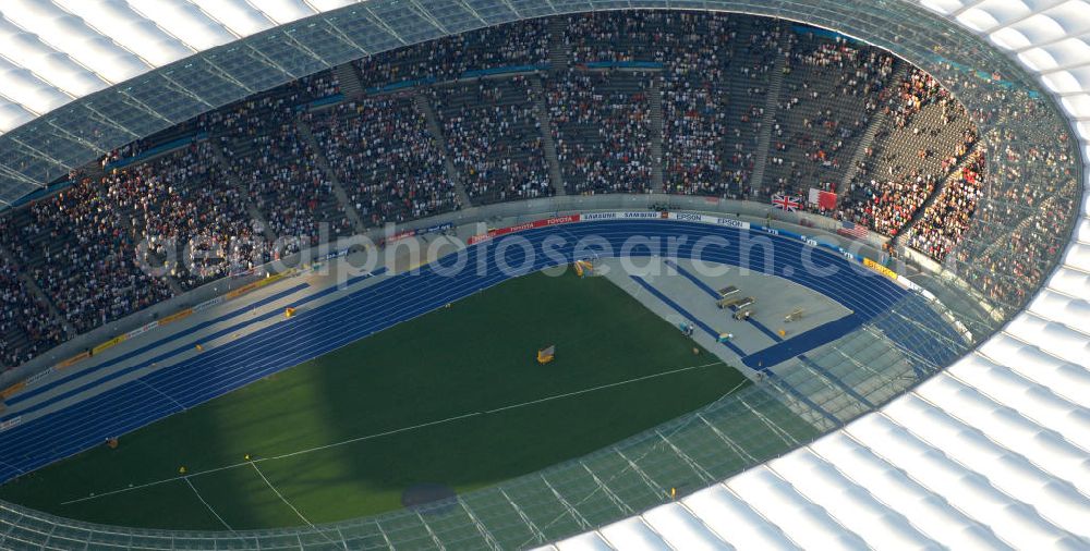 Berlin from above - Blick auf das Berliner Olympiastadion zur Abschlußfeier der Leichtathletik WM 2009. Vom 15. bis 23. August 2009 fanden in Berlin das weltgrößte Sportevent des Jahres 2009 statt - die Leichtathletik Weltmeisterschaft. Rund 1.800 Top-Athleten aus den 213 Mitgliedsverbänden des Weltverbandes IAAF treten im Kampf um die Medaillen in 47 Disziplinen im Berliner Olympiastadion an.