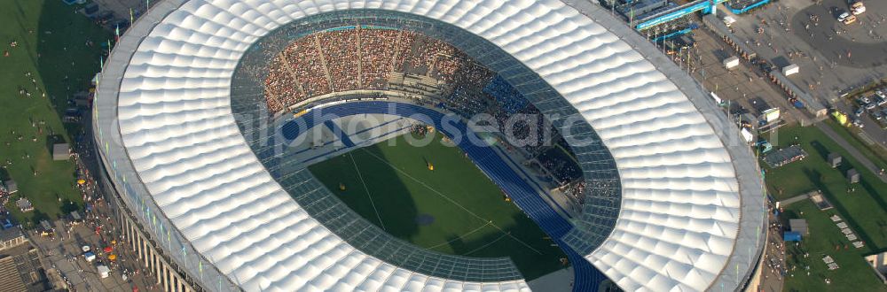 Berlin from the bird's eye view: Blick auf das Berliner Olympiastadion zur Abschlußfeier der Leichtathletik WM 2009. Vom 15. bis 23. August 2009 fanden in Berlin das weltgrößte Sportevent des Jahres 2009 statt - die Leichtathletik Weltmeisterschaft. Rund 1.800 Top-Athleten aus den 213 Mitgliedsverbänden des Weltverbandes IAAF treten im Kampf um die Medaillen in 47 Disziplinen im Berliner Olympiastadion an.