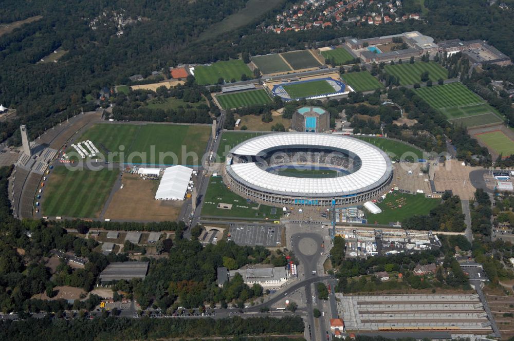 Berlin from above - Blick auf das Berliner Olympiastadion, am Tag der Eröffnung der Leichtathletik WM 2009. Vom 15. bis 23. August 2009 findet in Berlin das weltgrößte Sportevent des Jahres 2009 statt - die Leichtathletik Weltmeisterschaft. Rund 1.800 Top-Athleten aus den 213 Mitgliedsverbänden des Weltverbandes IAAF treten im Kampf um die Medaillen in 47 Disziplinen im Berliner Olympiastadion an.