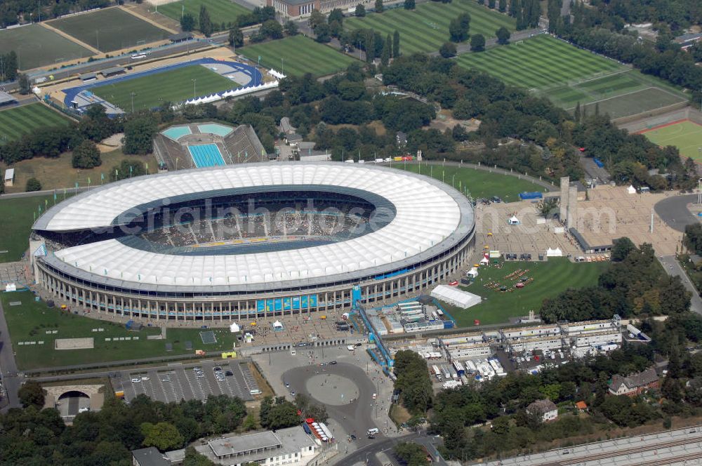 Berlin from the bird's eye view: Blick auf das Berliner Olympiastadion, am Tag der Eröffnung der Leichtathletik WM 2009. Vom 15. bis 23. August 2009 findet in Berlin das weltgrößte Sportevent des Jahres 2009 statt - die Leichtathletik Weltmeisterschaft. Rund 1.800 Top-Athleten aus den 213 Mitgliedsverbänden des Weltverbandes IAAF treten im Kampf um die Medaillen in 47 Disziplinen im Berliner Olympiastadion an.