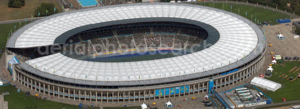 Aerial photograph Berlin - Blick auf das Berliner Olympiastadion, am Tag der Eröffnung der Leichtathletik WM 2009. Vom 15. bis 23. August 2009 findet in Berlin das weltgrößte Sportevent des Jahres 2009 statt - die Leichtathletik Weltmeisterschaft. Rund 1.800 Top-Athleten aus den 213 Mitgliedsverbänden des Weltverbandes IAAF treten im Kampf um die Medaillen in 47 Disziplinen im Berliner Olympiastadion an.