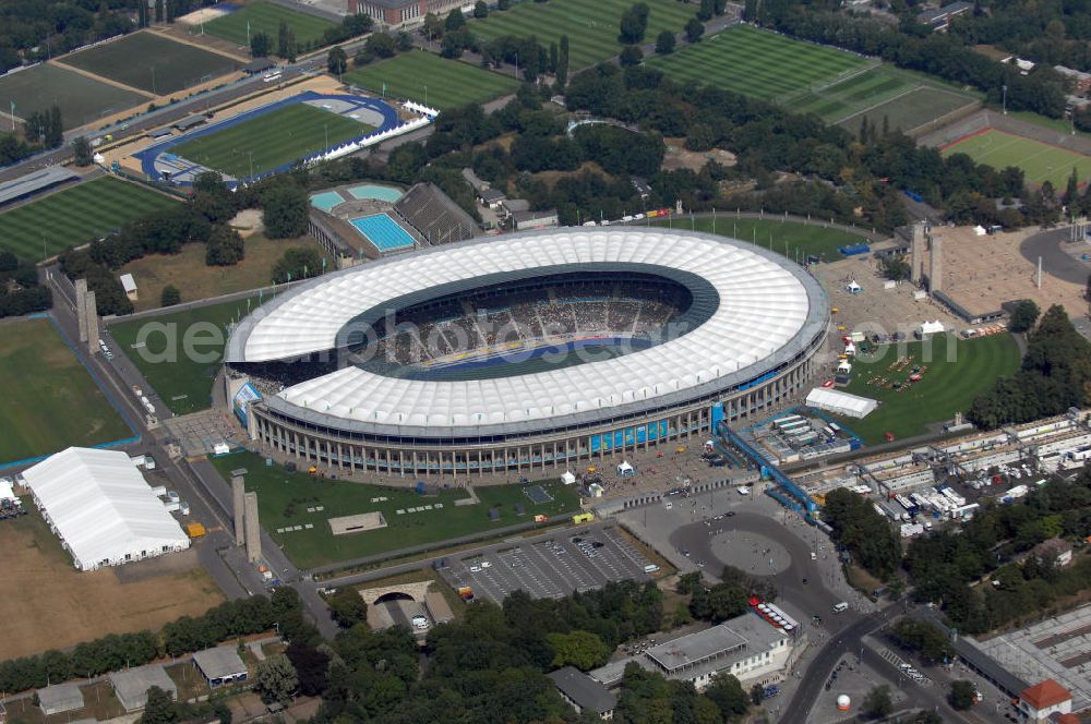 Berlin from above - Blick auf das Berliner Olympiastadion, am Tag der Eröffnung der Leichtathletik WM 2009. Vom 15. bis 23. August 2009 findet in Berlin das weltgrößte Sportevent des Jahres 2009 statt - die Leichtathletik Weltmeisterschaft. Rund 1.800 Top-Athleten aus den 213 Mitgliedsverbänden des Weltverbandes IAAF treten im Kampf um die Medaillen in 47 Disziplinen im Berliner Olympiastadion an.