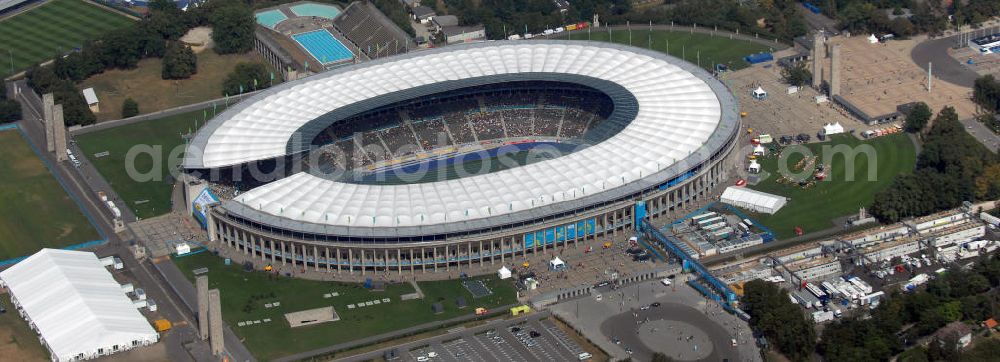 Berlin from the bird's eye view: Blick auf das Berliner Olympiastadion, am Tag der Eröffnung der Leichtathletik WM 2009. Vom 15. bis 23. August 2009 findet in Berlin das weltgrößte Sportevent des Jahres 2009 statt - die Leichtathletik Weltmeisterschaft. Rund 1.800 Top-Athleten aus den 213 Mitgliedsverbänden des Weltverbandes IAAF treten im Kampf um die Medaillen in 47 Disziplinen im Berliner Olympiastadion an.