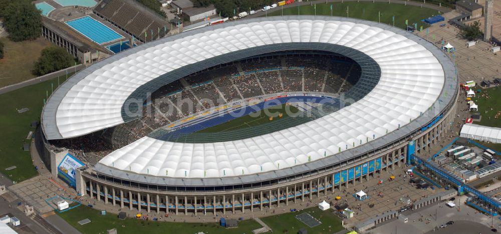 Aerial image Berlin - Blick auf das Berliner Olympiastadion, am Tag der Eröffnung der Leichtathletik WM 2009. Vom 15. bis 23. August 2009 findet in Berlin das weltgrößte Sportevent des Jahres 2009 statt - die Leichtathletik Weltmeisterschaft. Rund 1.800 Top-Athleten aus den 213 Mitgliedsverbänden des Weltverbandes IAAF treten im Kampf um die Medaillen in 47 Disziplinen im Berliner Olympiastadion an.