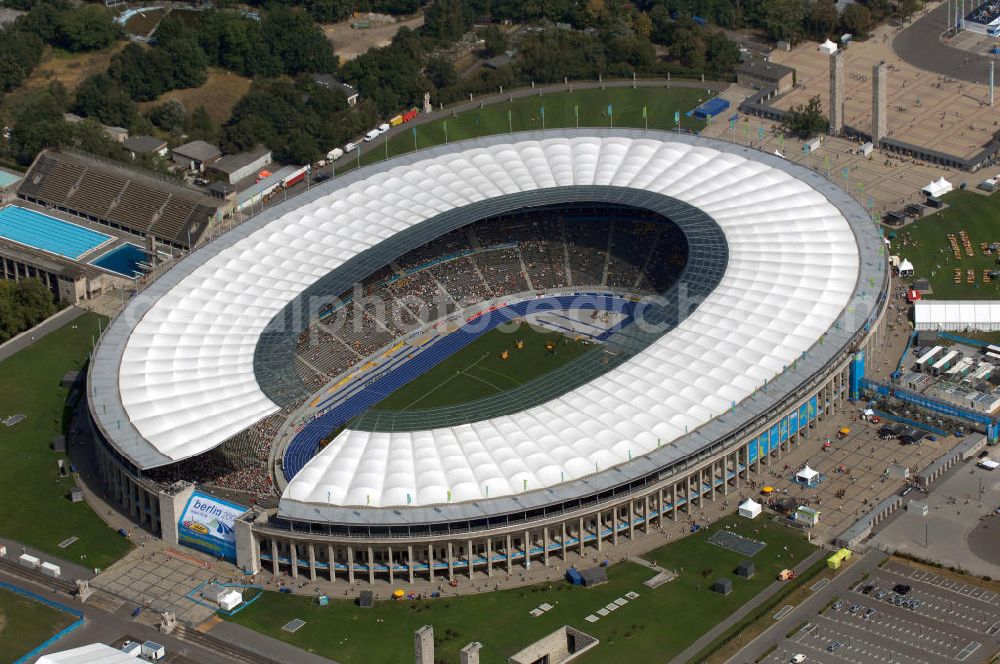 Berlin from above - Blick auf das Berliner Olympiastadion, am Tag der Eröffnung der Leichtathletik WM 2009. Vom 15. bis 23. August 2009 findet in Berlin das weltgrößte Sportevent des Jahres 2009 statt - die Leichtathletik Weltmeisterschaft. Rund 1.800 Top-Athleten aus den 213 Mitgliedsverbänden des Weltverbandes IAAF treten im Kampf um die Medaillen in 47 Disziplinen im Berliner Olympiastadion an.