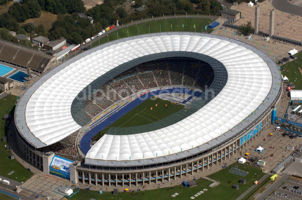 Berlin from the bird's eye view: Blick auf das Berliner Olympiastadion, am Tag der Eröffnung der Leichtathletik WM 2009. Vom 15. bis 23. August 2009 findet in Berlin das weltgrößte Sportevent des Jahres 2009 statt - die Leichtathletik Weltmeisterschaft. Rund 1.800 Top-Athleten aus den 213 Mitgliedsverbänden des Weltverbandes IAAF treten im Kampf um die Medaillen in 47 Disziplinen im Berliner Olympiastadion an.