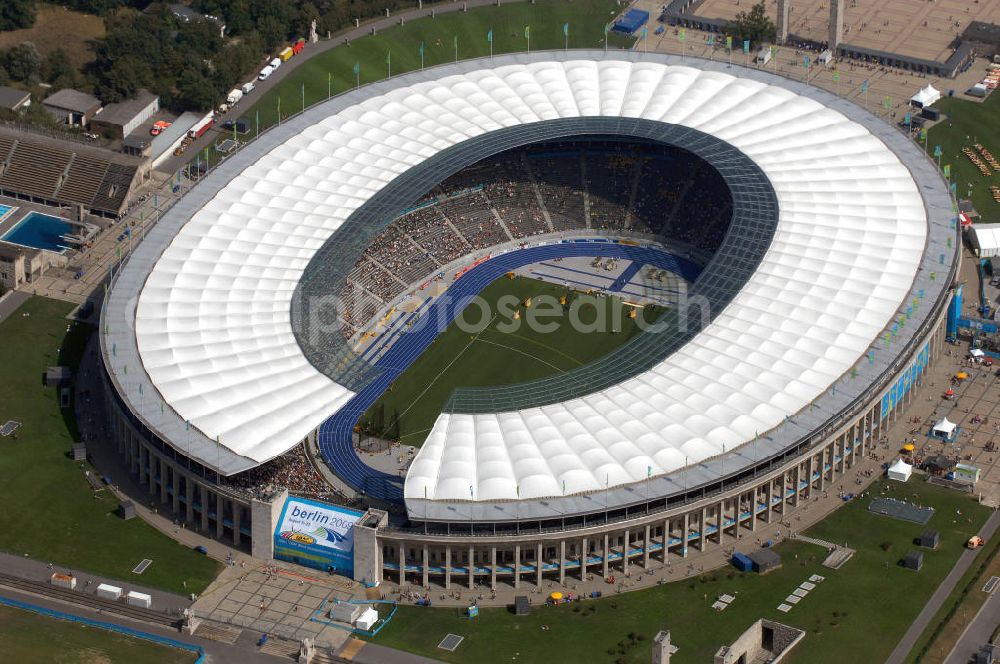 Aerial image Berlin - Blick auf das Berliner Olympiastadion, am Tag der Eröffnung der Leichtathletik WM 2009. Vom 15. bis 23. August 2009 findet in Berlin das weltgrößte Sportevent des Jahres 2009 statt - die Leichtathletik Weltmeisterschaft. Rund 1.800 Top-Athleten aus den 213 Mitgliedsverbänden des Weltverbandes IAAF treten im Kampf um die Medaillen in 47 Disziplinen im Berliner Olympiastadion an.