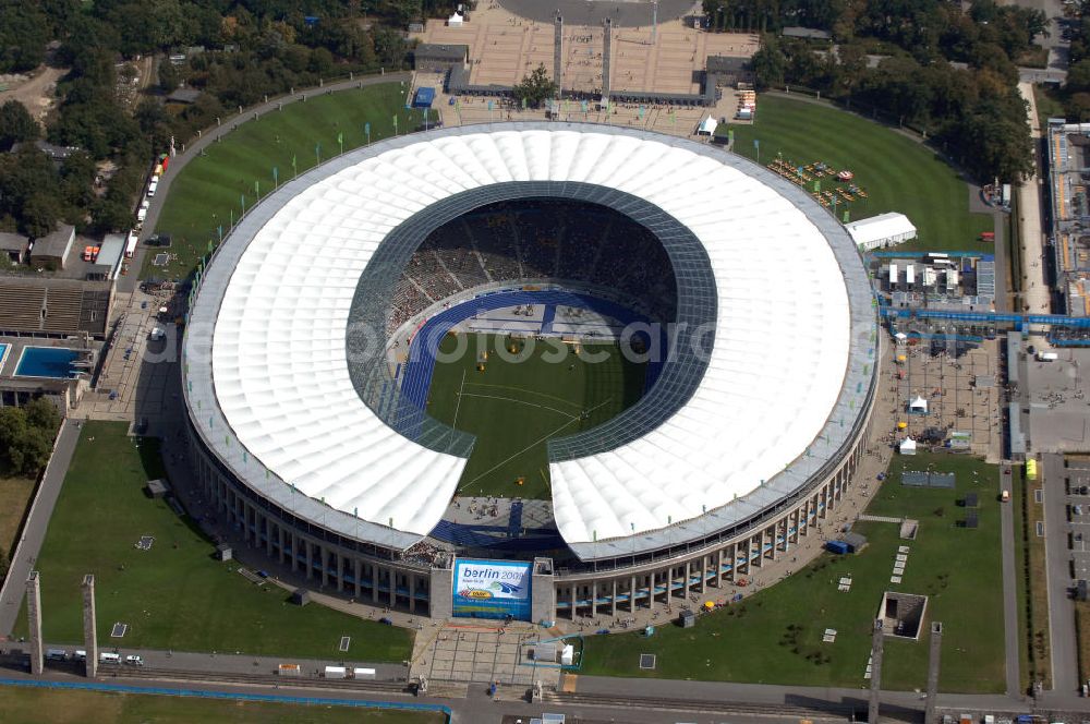 Aerial photograph Berlin - Blick auf das Berliner Olympiastadion, am Tag der Eröffnung der Leichtathletik WM 2009. Vom 15. bis 23. August 2009 findet in Berlin das weltgrößte Sportevent des Jahres 2009 statt - die Leichtathletik Weltmeisterschaft. Rund 1.800 Top-Athleten aus den 213 Mitgliedsverbänden des Weltverbandes IAAF treten im Kampf um die Medaillen in 47 Disziplinen im Berliner Olympiastadion an.