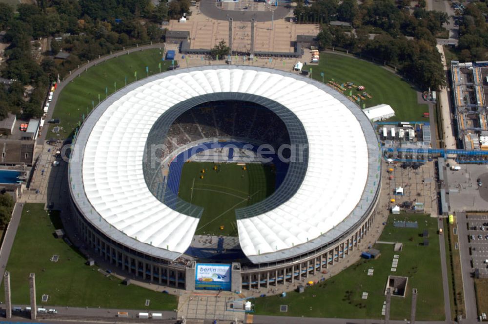 Berlin from above - Blick auf das Berliner Olympiastadion, am Tag der Eröffnung der Leichtathletik WM 2009. Vom 15. bis 23. August 2009 findet in Berlin das weltgrößte Sportevent des Jahres 2009 statt - die Leichtathletik Weltmeisterschaft. Rund 1.800 Top-Athleten aus den 213 Mitgliedsverbänden des Weltverbandes IAAF treten im Kampf um die Medaillen in 47 Disziplinen im Berliner Olympiastadion an.