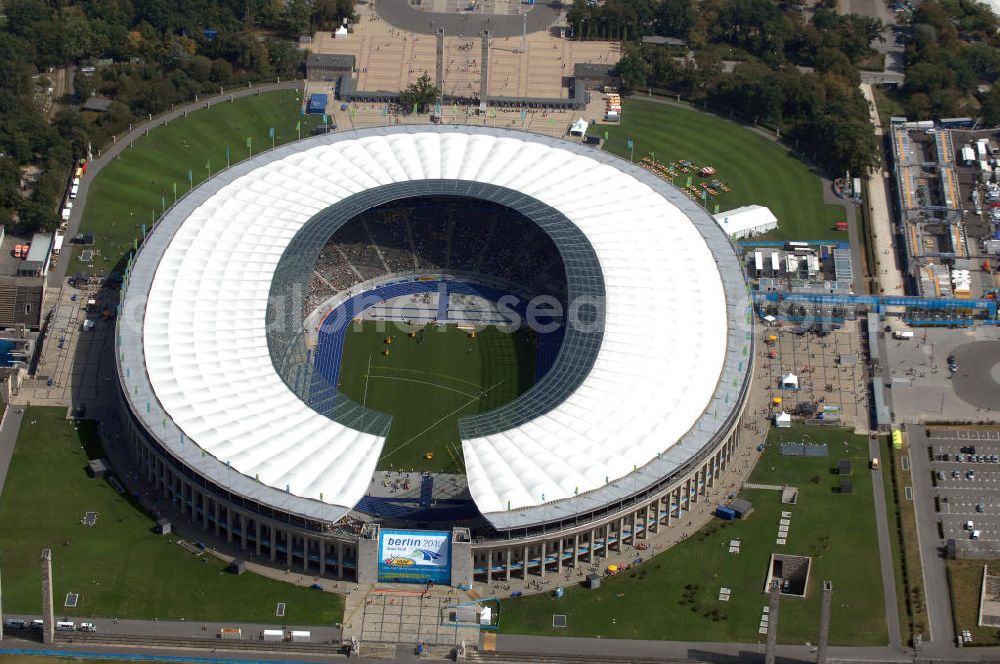 Berlin from the bird's eye view: Blick auf das Berliner Olympiastadion, am Tag der Eröffnung der Leichtathletik WM 2009. Vom 15. bis 23. August 2009 findet in Berlin das weltgrößte Sportevent des Jahres 2009 statt - die Leichtathletik Weltmeisterschaft. Rund 1.800 Top-Athleten aus den 213 Mitgliedsverbänden des Weltverbandes IAAF treten im Kampf um die Medaillen in 47 Disziplinen im Berliner Olympiastadion an.