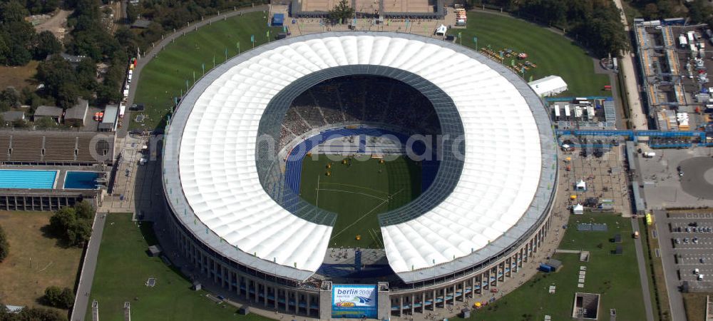 Aerial image Berlin - Blick auf das Berliner Olympiastadion, am Tag der Eröffnung der Leichtathletik WM 2009. Vom 15. bis 23. August 2009 findet in Berlin das weltgrößte Sportevent des Jahres 2009 statt - die Leichtathletik Weltmeisterschaft. Rund 1.800 Top-Athleten aus den 213 Mitgliedsverbänden des Weltverbandes IAAF treten im Kampf um die Medaillen in 47 Disziplinen im Berliner Olympiastadion an.